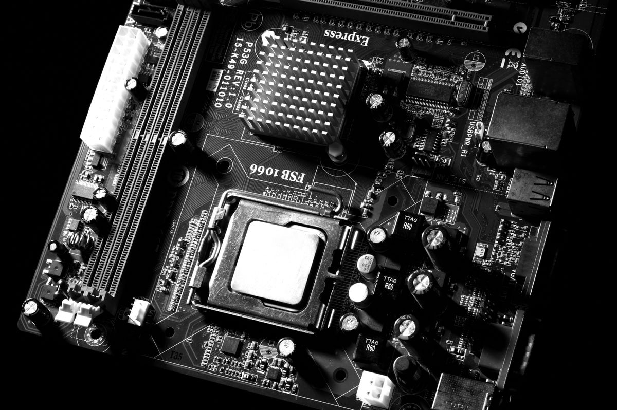 Bo mạch chủ chụp đen trắng với socket CPU và đầu cấp nguồn 20 chân