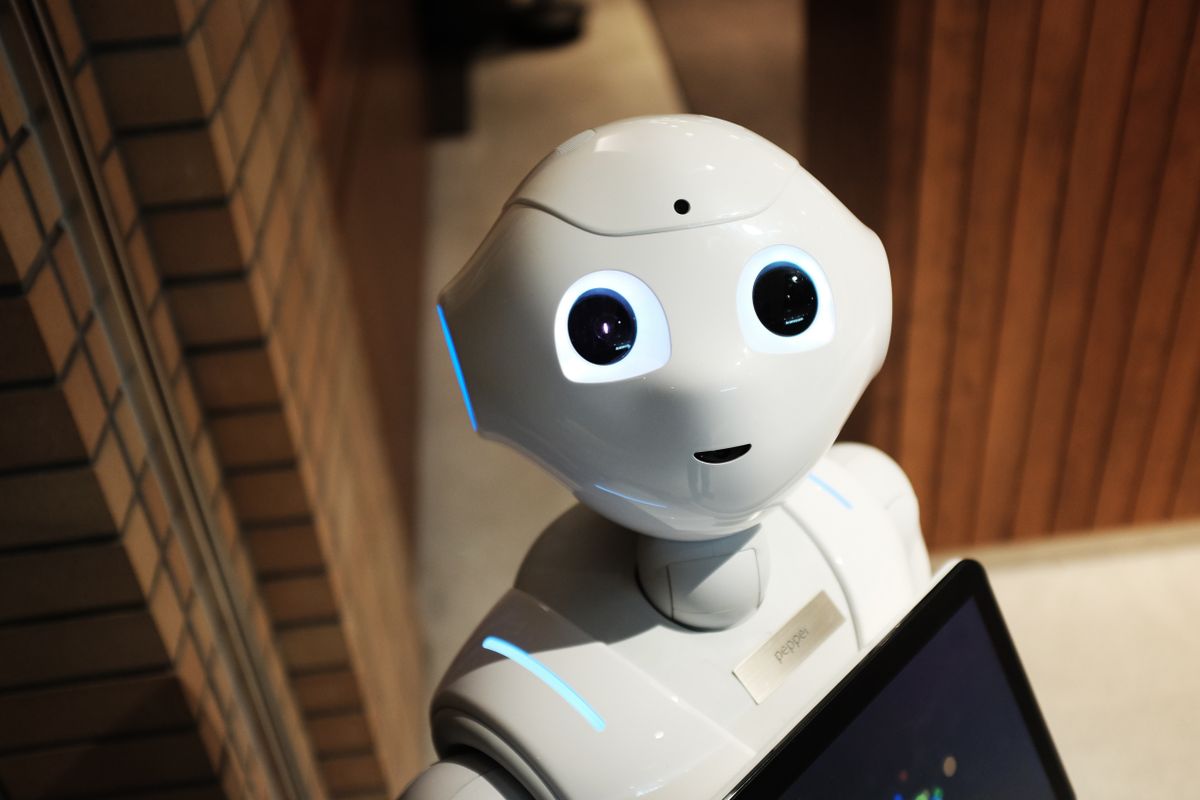 Robot humanoid trong không gian tối — biểu tượng AI