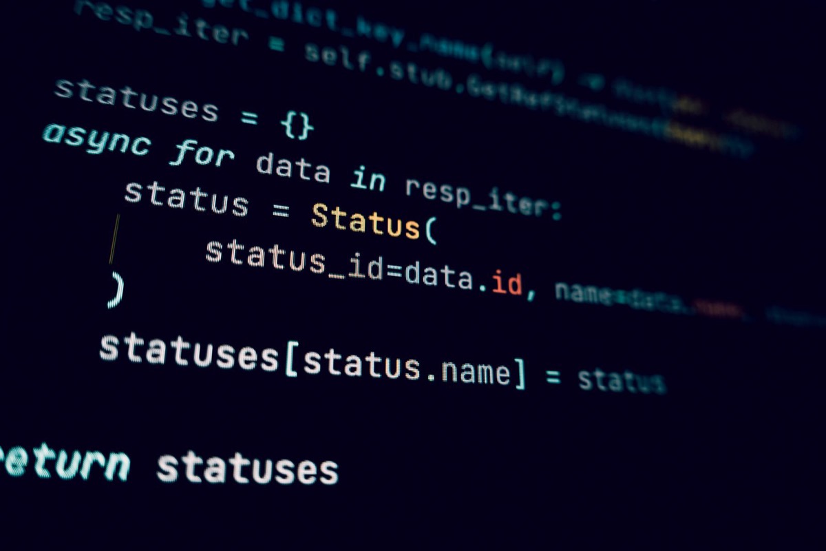 Cận cảnh mã nguồn Python có tô màu cú pháp trên màn hình tối, minh họa việc dùng AI dò tìm lỗ hổng trong mã nguồn