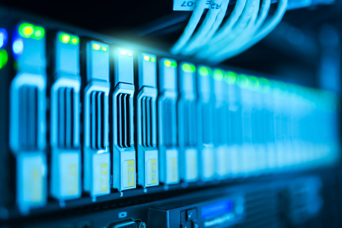Rack server ánh xanh trong trung tâm dữ liệu