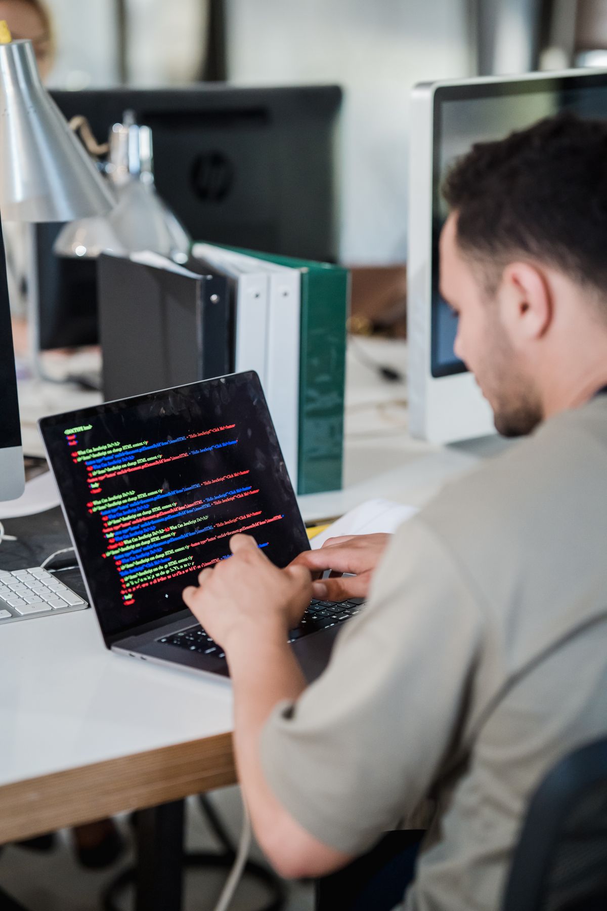 Lập trình viên làm việc trên laptop trong văn phòng
