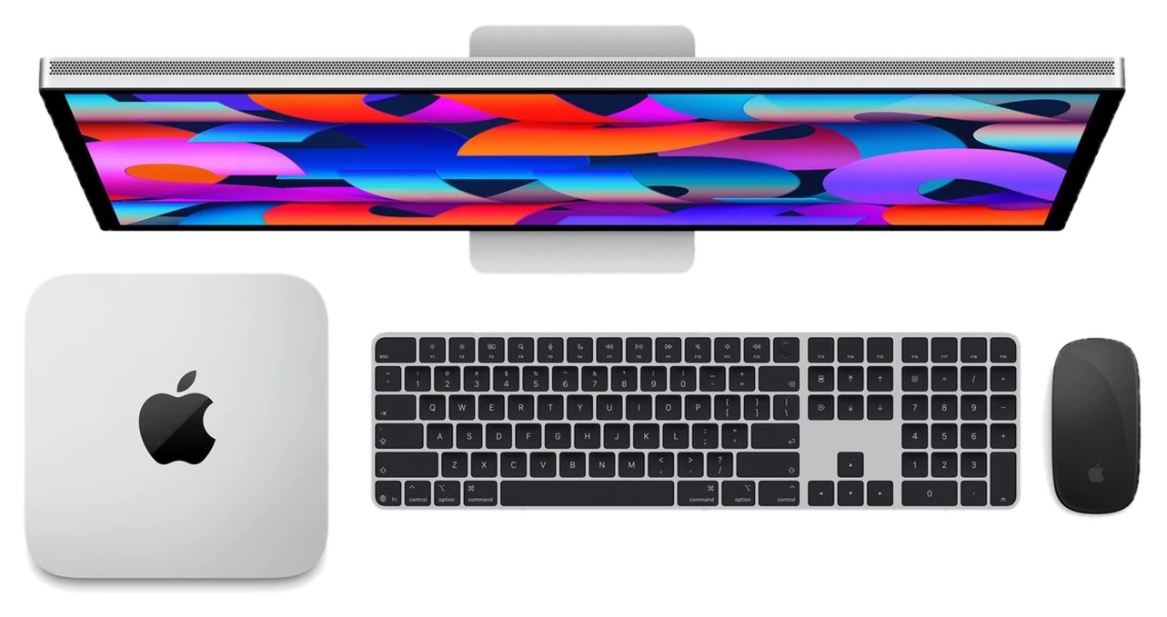 Mac Studio đặt trên bàn làm việc cùng màn hình, bàn phím và chuột